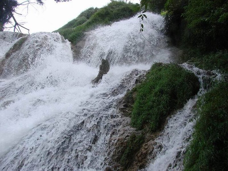 Dòng nước của thác chảy xiết vào mỗi mùa mưa