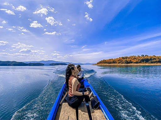 "Xung quanh em toàn là nước êi!" Chill giữa hồ Tà Đùng - Nguồn ảnh: Internet