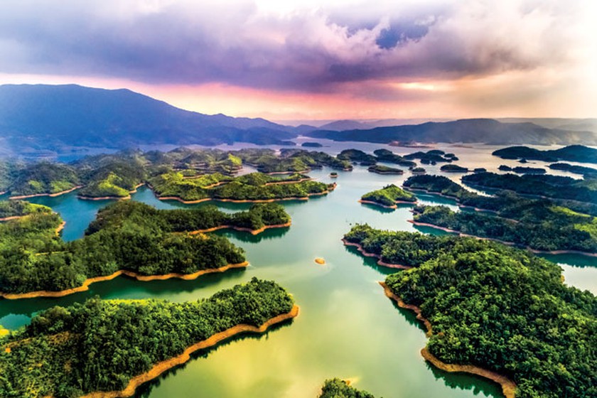 Hồ Tà Đùng được ví như Vịnh Hạ Long ở Tây Nguyên - Nguồn ảnh: Internet