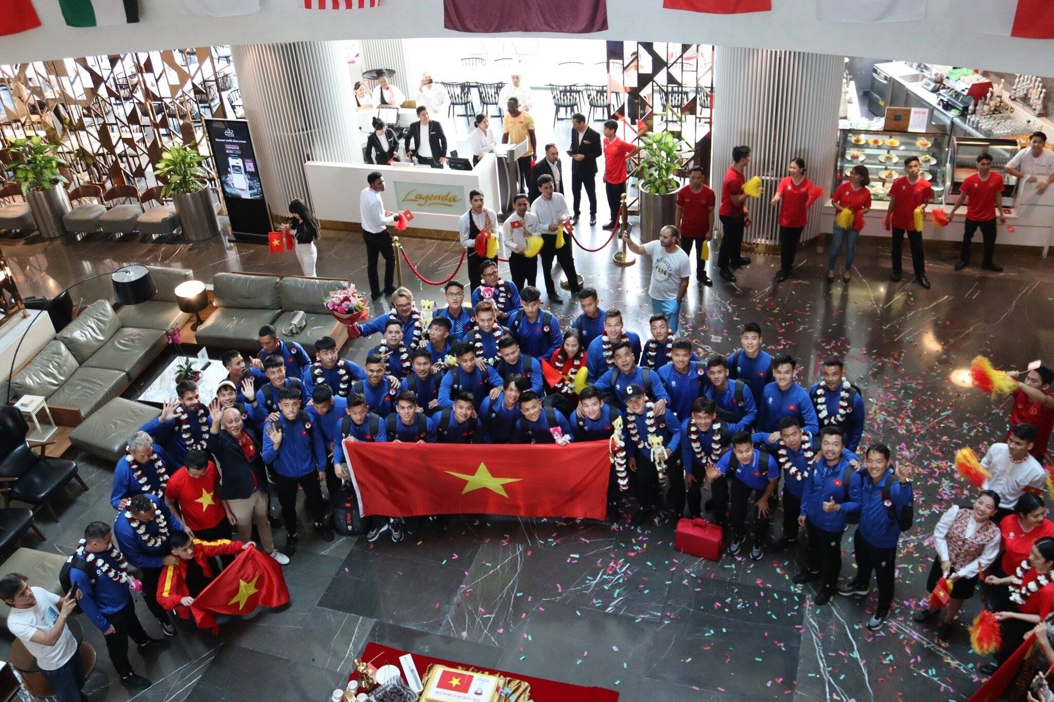 Asian Cup 2023: Tuyển Việt Nam ăn ở ra sao tại Qatar? Bảng giá cho thuê xe tự lái mới nhất