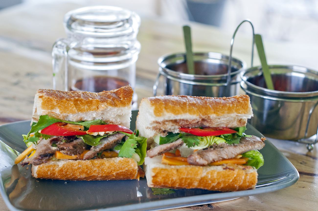 Không bất ngờ khi bánh mì được bình chọn là món ăn đường phố ngon và phổ biến nhất tại Việt Nam. Với lớp vỏ giòn rụm, phần nhân đa dạng thịt, rau sống, đồ chua... bánh mì là món ăn lót dạ vừa nhanh vừa đủ chất dinh dưỡng. 
