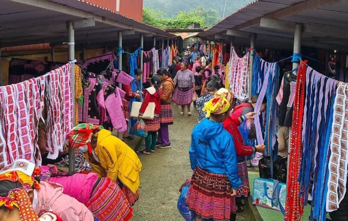 Chợ Pà Cò với nhiều món đồ lưu niệm độc đáo của người dân tộc