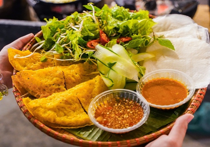 Bánh xèo Long Hải được chế biến từ những nguyên liệu tươi mới