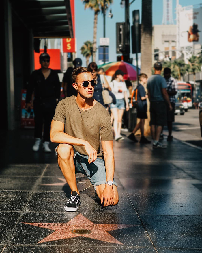 Hollywood Walk of Fame là địa điểm không thể bỏ qua trong cẩm nang du lịch Đông Tây nước Mỹ
