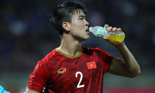 cau-thu-duy-manh Những chai nước màu vàng được đội tuyển sử dụng cả khi thi đấu quốc tế