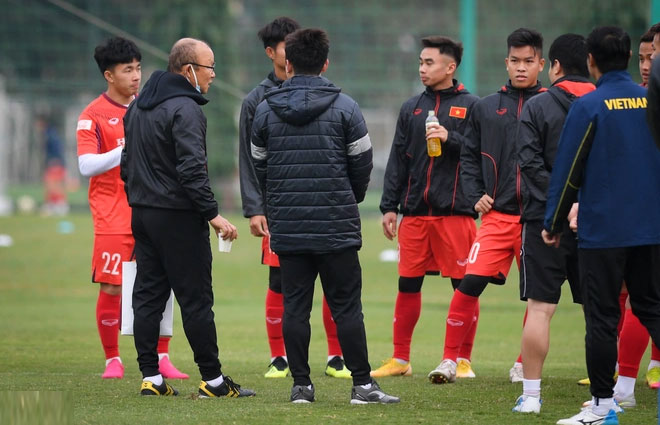 chai-nuoc-mau-vang Các tuyển thủ Việt Nam và U23 thường uống chai nước màu vàng giữa buổi tập.