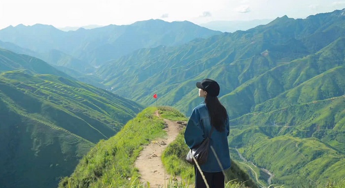 Sống lưng khủng long nổi tiếng đẹp không kém Đỉnh Gió Tà Xùa