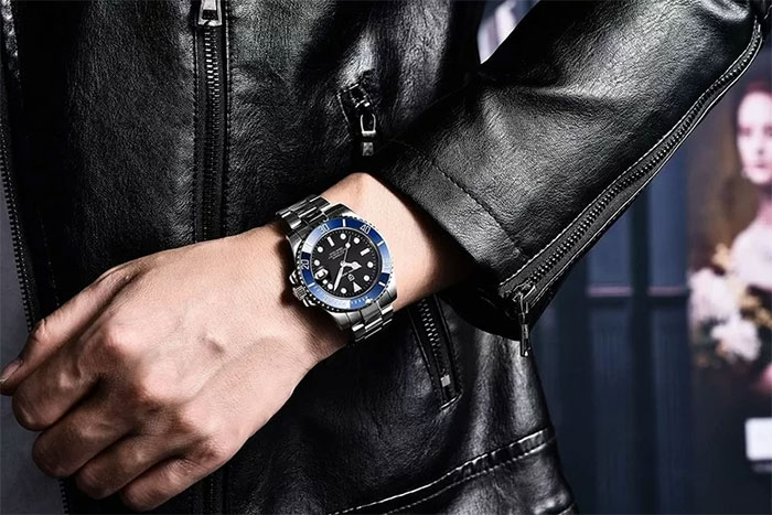 Đồng hồ đeo tay lần đầu ra mắt công chúng vào năm 1880.
