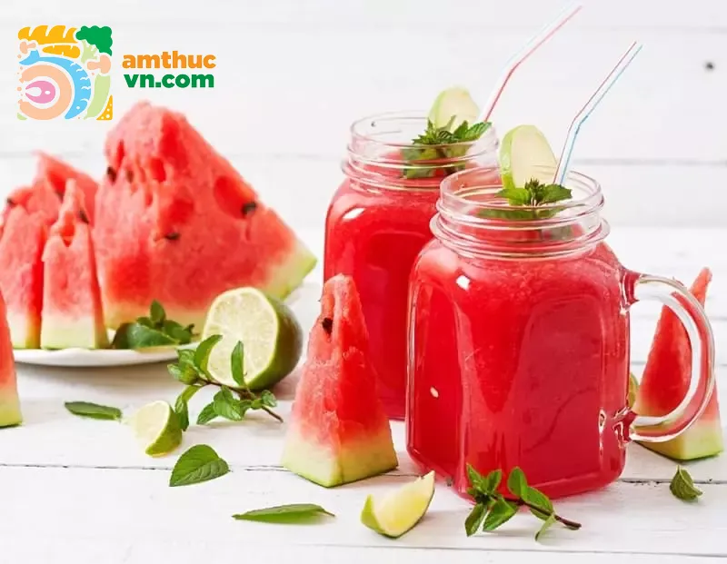 Một ly nước ép dưa hấu mát lạnh sẽ là lựa chọn hoàn hảo cho những ngày nắng nóng