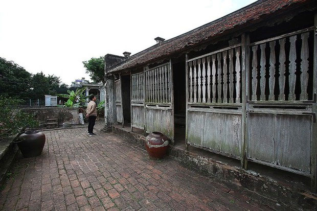 ngoi-nha-cua-ba-kien-1 Mặt ngoài của ngôi nhà hơn trăm năm tuổi.