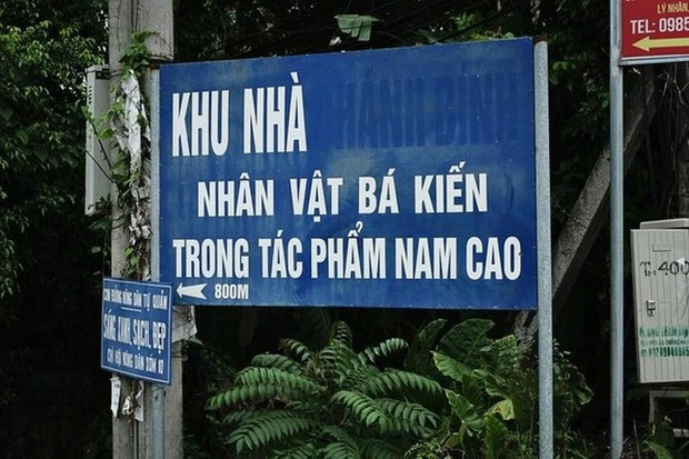 ngoi-nha-cua-ba-kien-3 Biển chỉ dẫn đường vào nhà Bá Kiến.