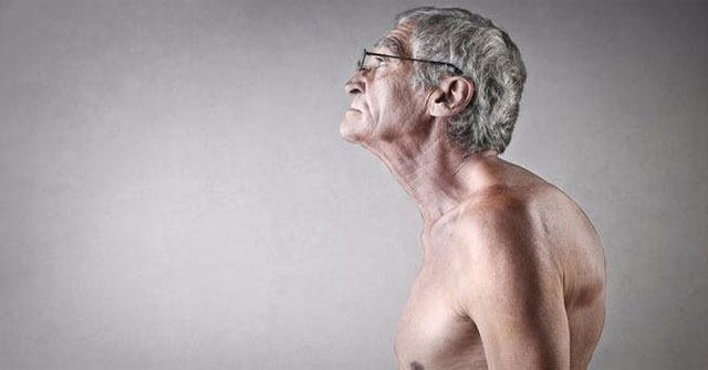 Vì sao người già lại thấp đi?
