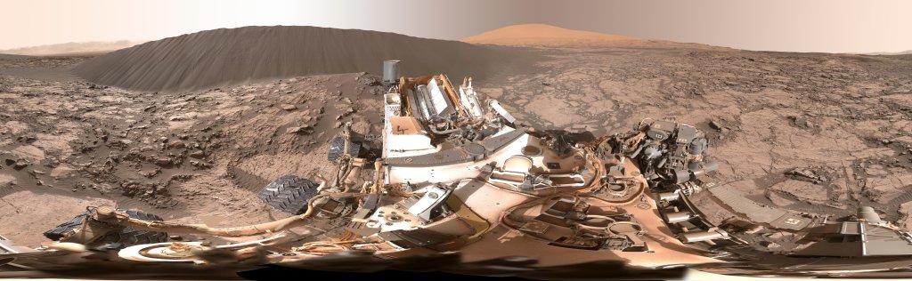 Bức ảnh được chụp tại khu vực có tên là "Namib Dune", một đụn cát đen nằm ở phía tây bắc ngọn núi Mount Sharp - nơi từng được tập trung nghiên cứu nhằm tìm kiếm dấu hiệu hỗ trợ sự sống vi sinh.