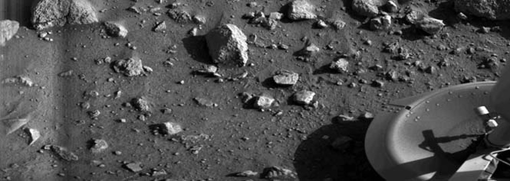 Tàu Viking 1 của NASA đổ bộ lên sao Hỏa vào năm 1975. Đây là vật thể đầu tiên hạ cánh thành công xuống bề mặt sao Hỏa. Đây là hình ảnh đầu tiên mà tàu Viking 1 ghi lại được