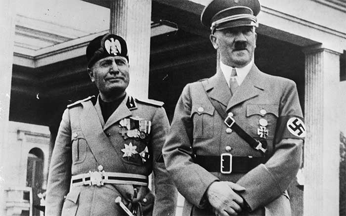 Adolf Hitler (phải) tự đầu độc bằng xyanua