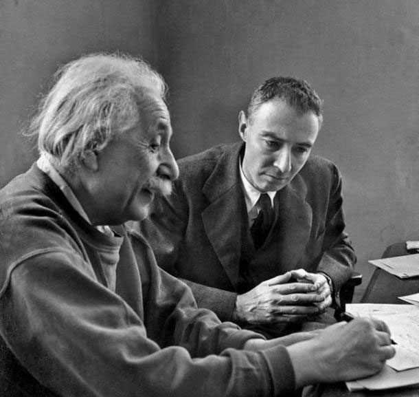 albert-einstein Albert Einstein và Robert Oppenheimer năm 1947.