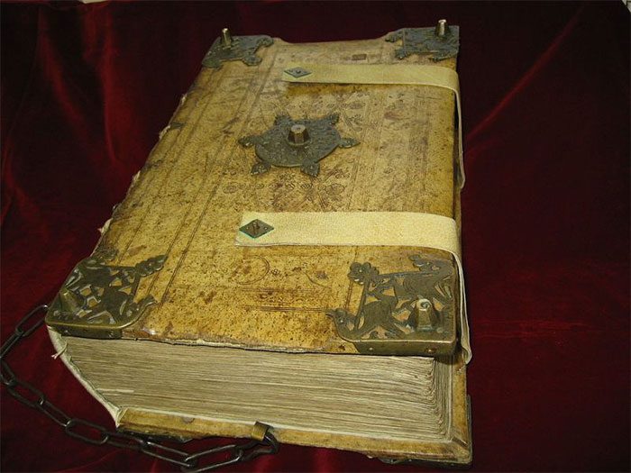 Một Codex cổ khổng lồ gồm 481 tấm da và nặng khoảng 15kg.