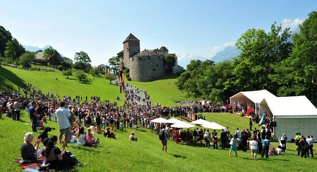 dat-nuoc-liechtenstein-8 Người đứng đầu nền quân chủ tại đất nước này hiện tại là Hoàng thân Hans-Adam.