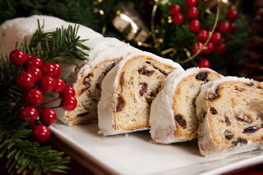 Bánh Stollen, tên đầy đủ là Christollen, là bánh tráng miệng kết hợp hoa quả khô với bột hạnh nhân.