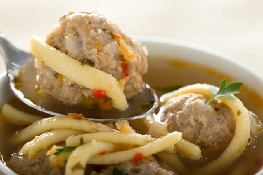 Người Rumani thường dùng canh thịt viên vào Giáng sinh.