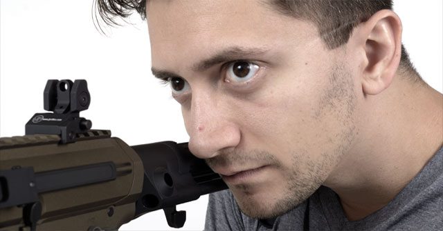 Ngắm bắn bằng một mắt hay hai mắt hiệu quả hơn?