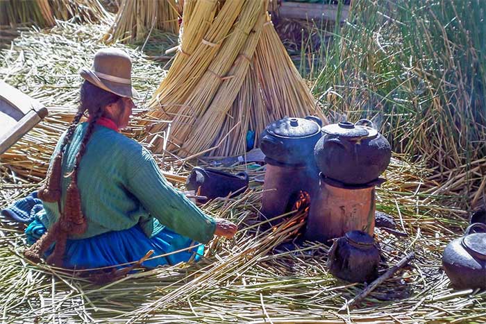 Người Uros vẫn có thể nấu ăn mà không làm bén lửa vào ngôi nhà của mình