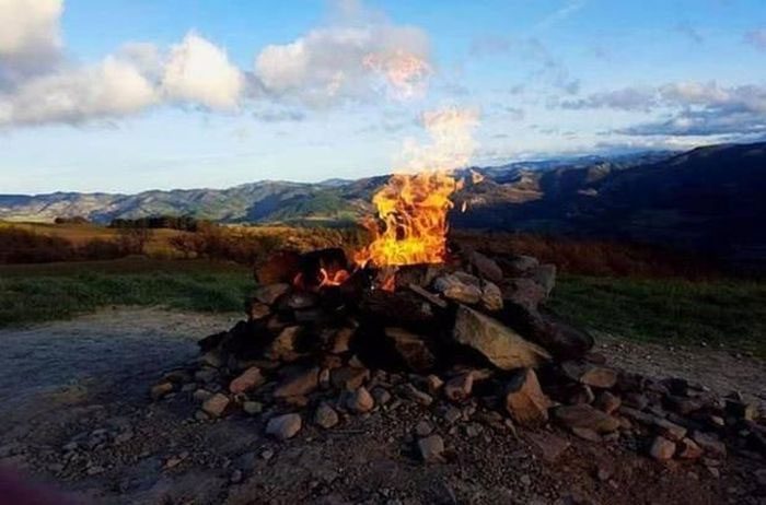 nui-lua-monte-busca-2 Monte Busca không phun dung nham, giống như một đống lửa nhỏ bùng cháy liên tục.