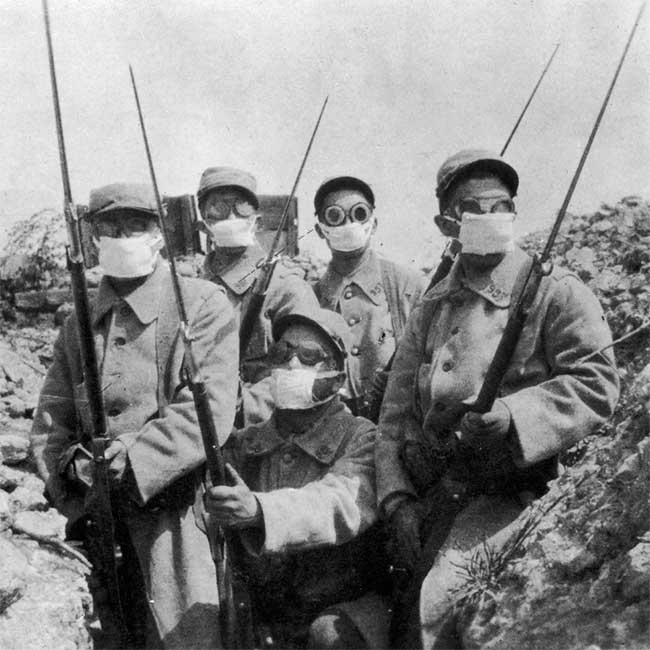 Quân đội Pháp đeo mặt nạ phòng độc, dùng lưỡi lê tẩm độc trong trận Ypres