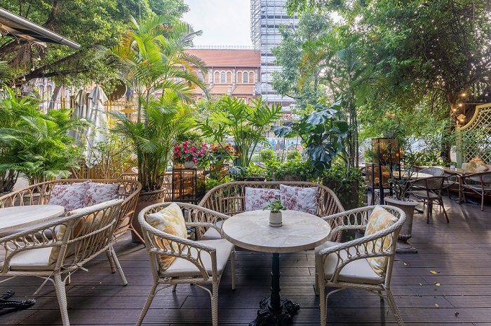 Quán cafe view Nhà thờ Đức Bà Sài Gòn này có cả khu vực trong và ngoài thoáng đãng
