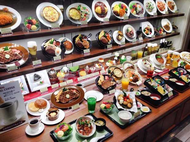 Nhà hàng trưng bày mô hình đồ ăn phía bên ngoài để thực khách dễ lựa chọn