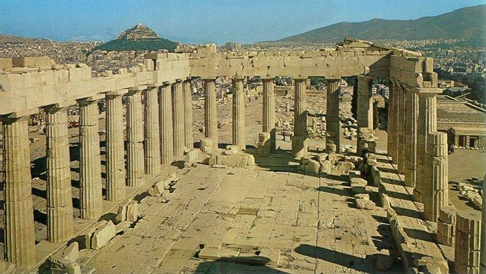 Đền Parthenon được xây dựng hoàn toàn từ đá cẩm thạch Pentelic có màu sắc tươi sáng, riêng mái nhà và trần nhà được chạm khắc từ gỗ Cypress có mùi thơm.