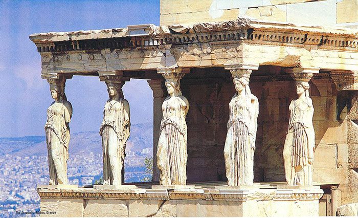 Kiến trúc đền Parthenon khá đặc biệt với chiều rộng khác thường nhằm tạo không gian lớn cho bức tượng nữ thần Athena.