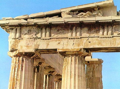Bức tượng thần Athena được chế tác từ vàng và ngà voi do kiến trúc sư tài danh Phidias thực hiện.