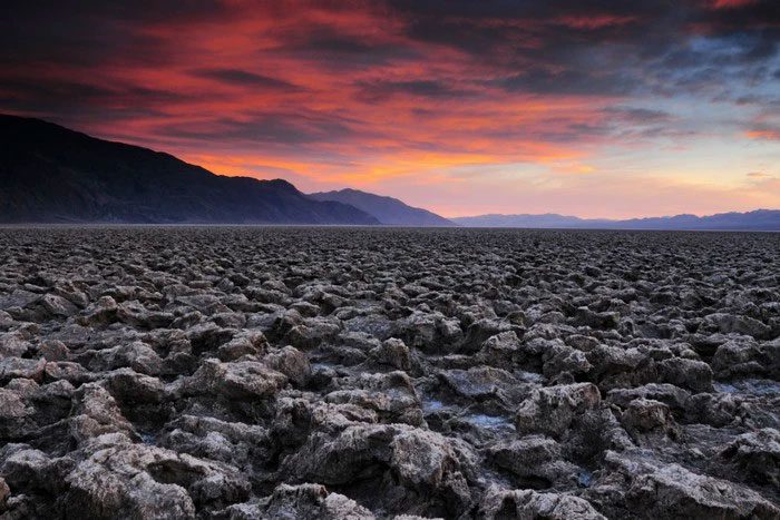 thung-lung-chet-1 Thung lũng này nằm trên đường biên giới giữa hai bang California và Nevada.