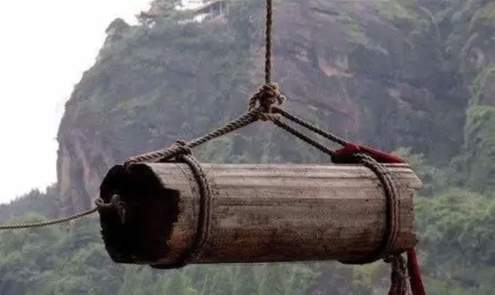 Người xưa sử dụng xe tời khổng lồ để đưa quan tài lên vách núi.
