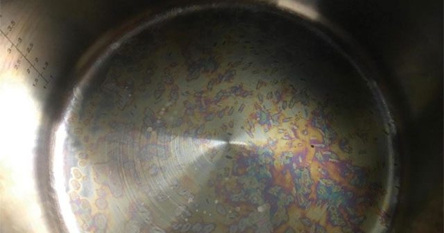 Vì sao xoong nồi thường có "vệt màu cầu vồng"?