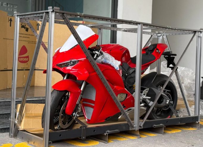 Cận cảnh Ducati Panigale V4 2025 đầu tiên về Việt Nam