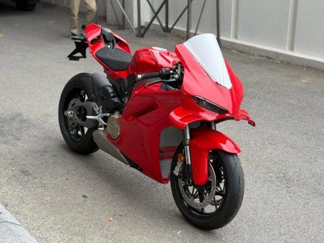 Cận cảnh Ducati Panigale V4 2025 đầu tiên về Việt Nam