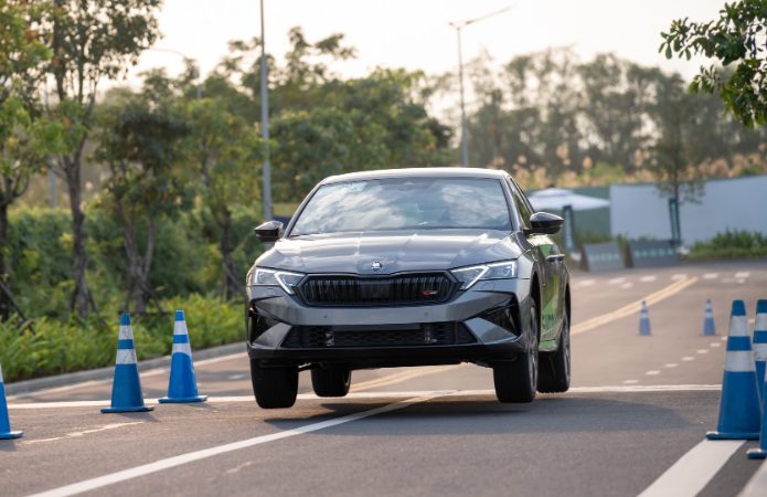 Skoda Octavia RS mở bán tại Việt Nam: Sedan hiệu năng cao giá 1,608 tỉ đồng