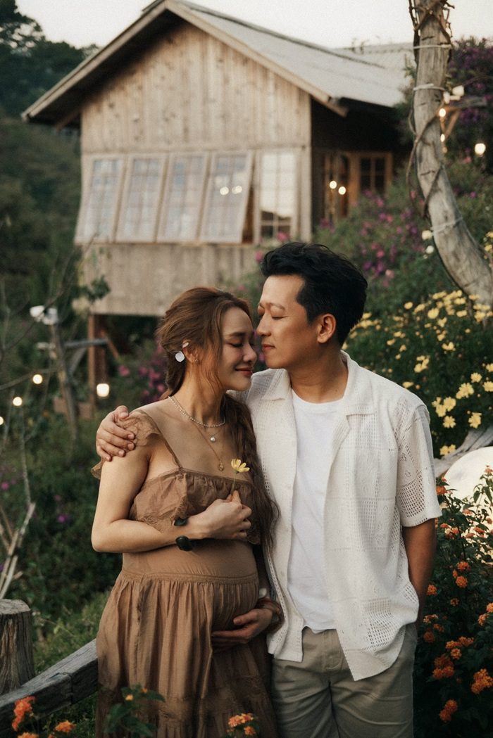 Khoảnh khắc 'tình bể bình' của vợ chồng Trường Giang và Nhã Phương trong chuyến du lịch gia đình. Ảnh: Facebook nhân vật