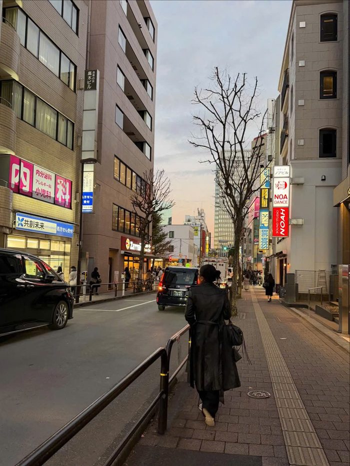 Phong cách thời trang tối giản, hiện đại của Vũ Thảo My khi dạo phố Tokyo. Ảnh: Instagram nhân vật