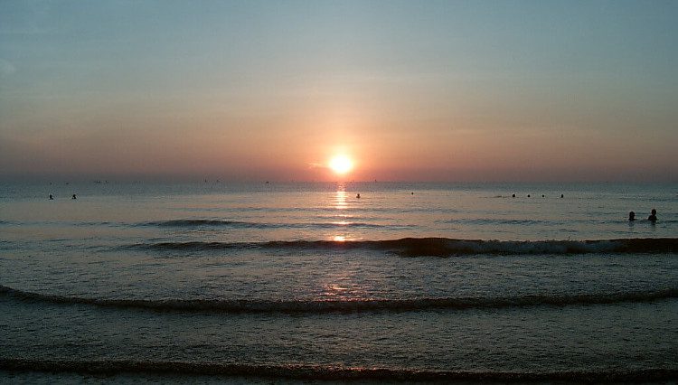 binh-minh Bình minh tại Cửa Lò, Việt Nam.