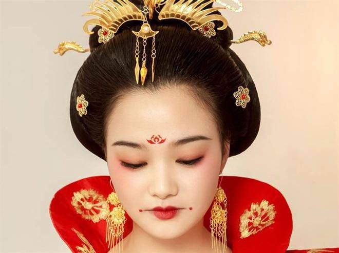 cham-do-ben-khoe-mieng-2 Bí mật 2 chấm đỏ trên khóe miệng phi tần nhà Đường