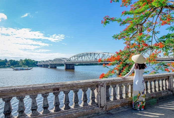 Sông Hương Huế - địa điểm du xuân ở Huế thơ mộng, uốn lượn quanh thành phố