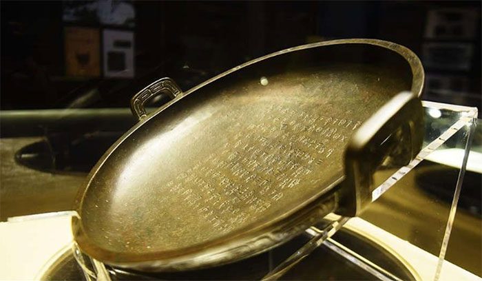 Chiếc khay đồng được chàng trai họ Đỗ mua với giá 300 USD ở Mỹ lại là hàng thật.