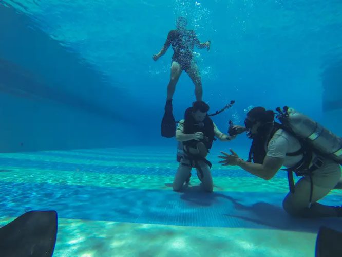 Học viên CDQC thực hành với thiết bị lặn SCUBA mạch hở.