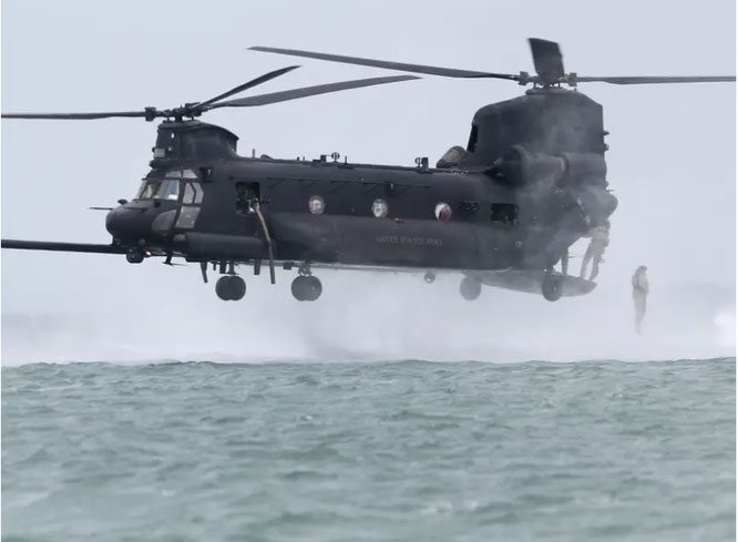 Một học viên nhảy ra khỏi máy bay MH-47 trong quá trình huấn luyện của CDQC, ngày 21/2/2020