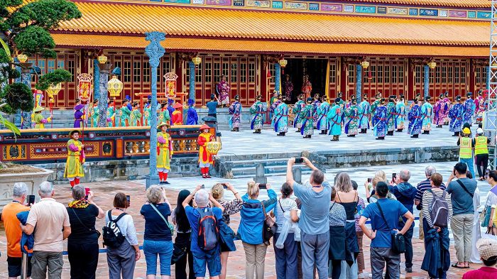Rất đông khách du lịch tham giaLễ hội Tết ở Huế