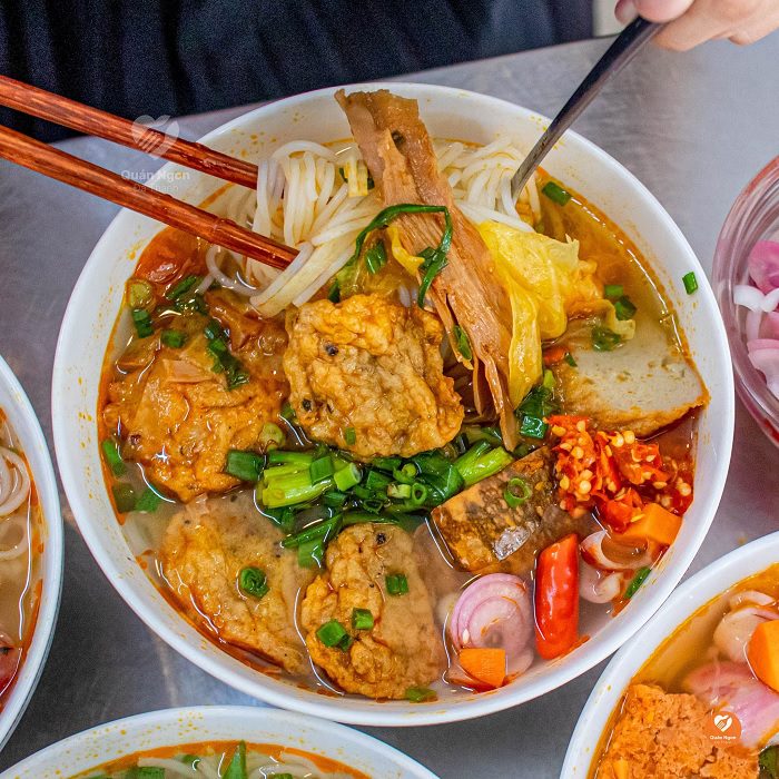 Buổi sáng trong lịch trình 2 ngày du lịch Đà Nẵng dịp Tết ăn bún chả cá