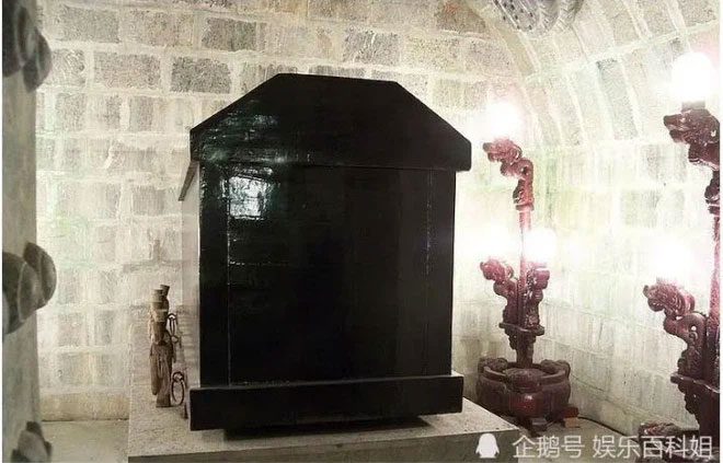 Ngôi mộ Bao Công được bài trí đơn giản dù có quy mô lớn.